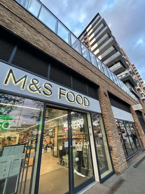 Spacious 2 Bed Flat Next To Elizabeth Line Appartement Londen