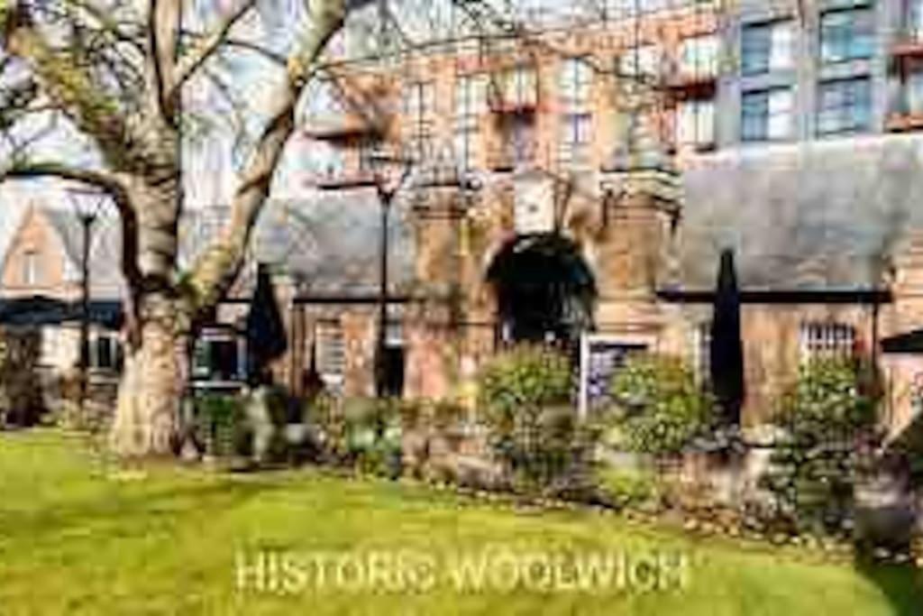 Spacious 2 Bed Flat Next To Elizabeth Line Londen