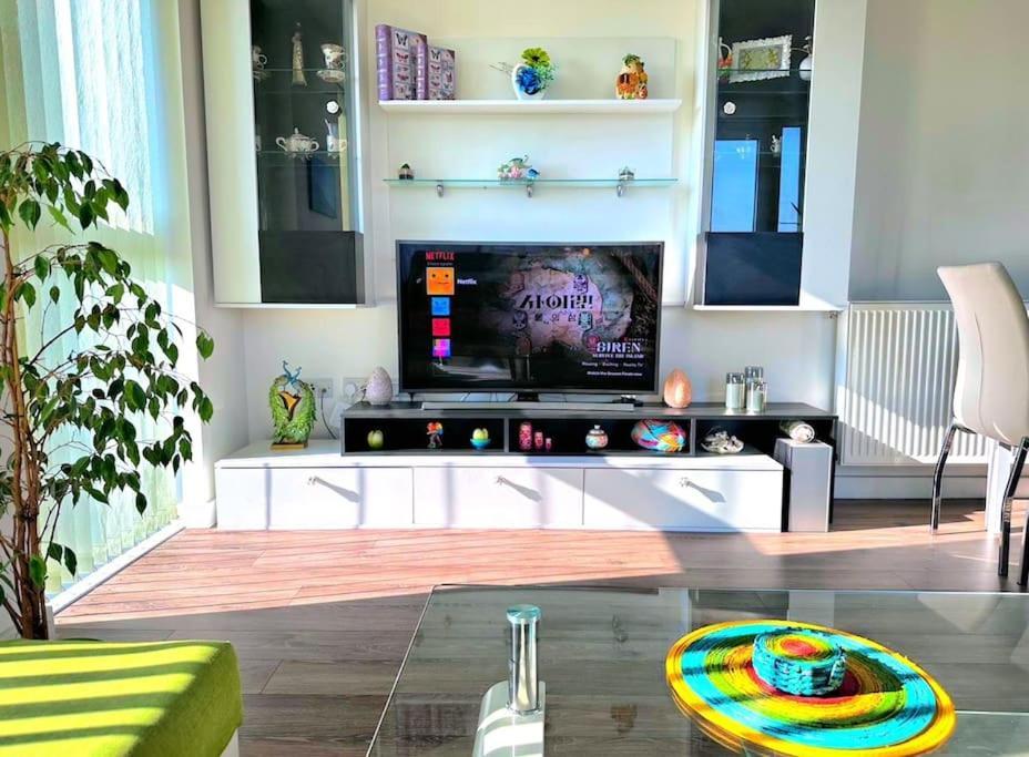 Spacious 2 Bed Flat Next To Elizabeth Line * Londen