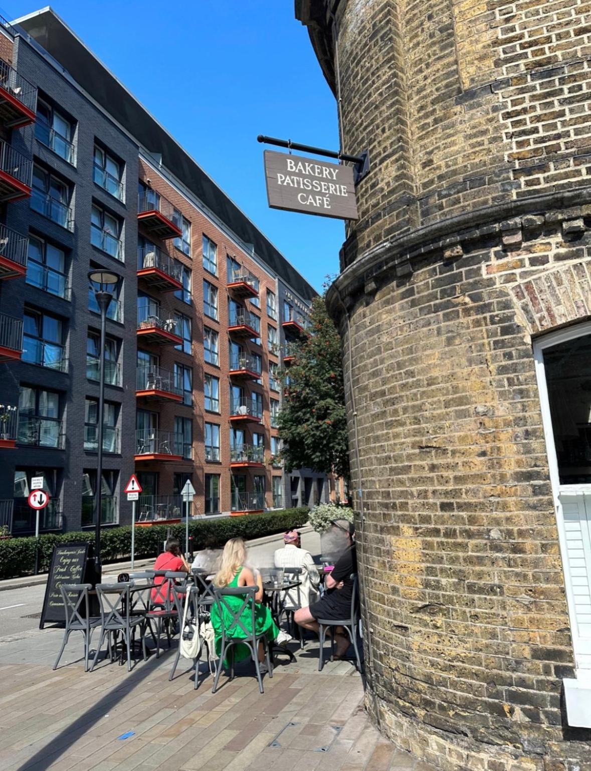 Appartement Spacious 2 Bed Flat Next To Elizabeth Line Londen