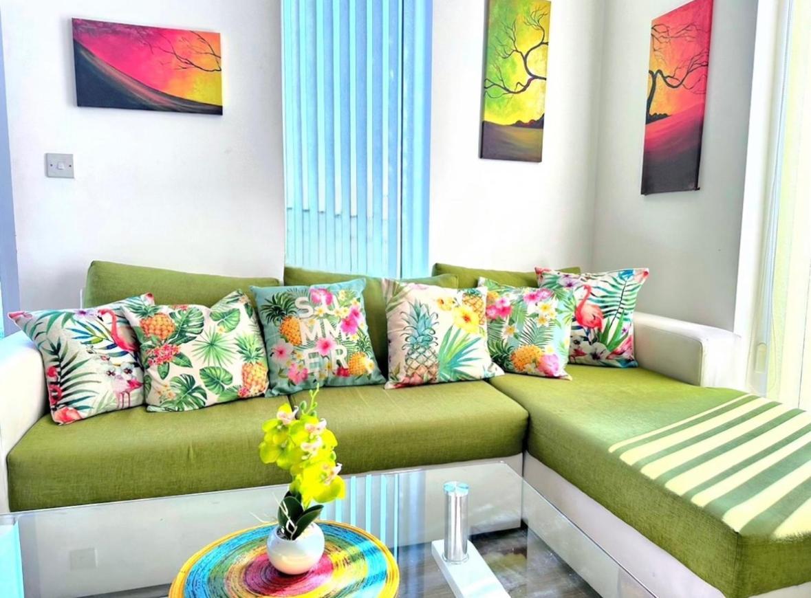 Spacious 2 Bed Flat Next To Elizabeth Line Appartement Londen